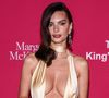 Emrata sublime en bikini léopard
Le 9 août 2025, Emily Ratajkowski, alias Emrata, a enflammé Instagram en publiant une série de photos estivales prises en Italie. Sur le premier cliché, on la voit de dos, face au panorama spectaculaire de la côte amalfitaine, vêtue d’un minuscule bikini léopard qui met en valeur sa silhouette sculptée.
D’autres images la montrent partageant des instants de détente avec sa famille et son petit garçon. Elle a également posté une courte vidéo où elle plonge gracieusement dans la mer, toujours en maillot. En quelques heures, la publication a récolté plus de 500 000 likes. Le mannequin a bien évidemment reçu une pluie de commentaires louant sa beauté et son physique de rêve.