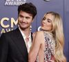 Kelsea Ballerini est devenue célèbre en 2015 après la sortie de son premier album The First Time, qui comprenait son single à succès "Love Me Like You Mean It". Originaire du Tennessee, elle a commencé à écrire des chansons à l'âge de 13 ans. La chanteuse a été nommée huit fois pour le titre d'Artiste féminine de l'année aux ACM, mais n'a jamais remporté ce prix.