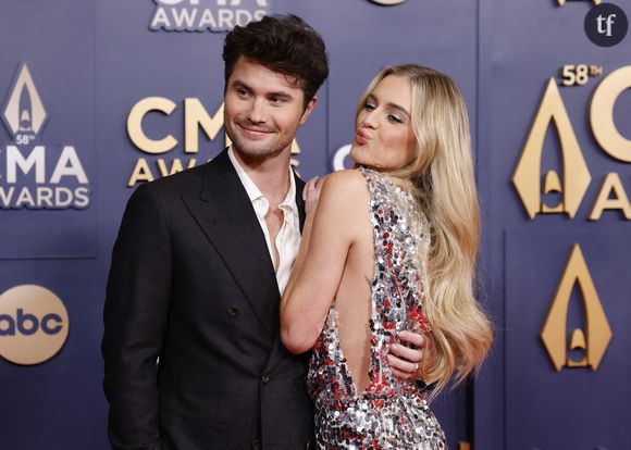 Kelsea Ballerini est devenue célèbre en 2015 après la sortie de son premier album The First Time, qui comprenait son single à succès "Love Me Like You Mean It". Originaire du Tennessee, elle a commencé à écrire des chansons à l'âge de 13 ans. La chanteuse a été nommée huit fois pour le titre d'Artiste féminine de l'année aux ACM, mais n'a jamais remporté ce prix.