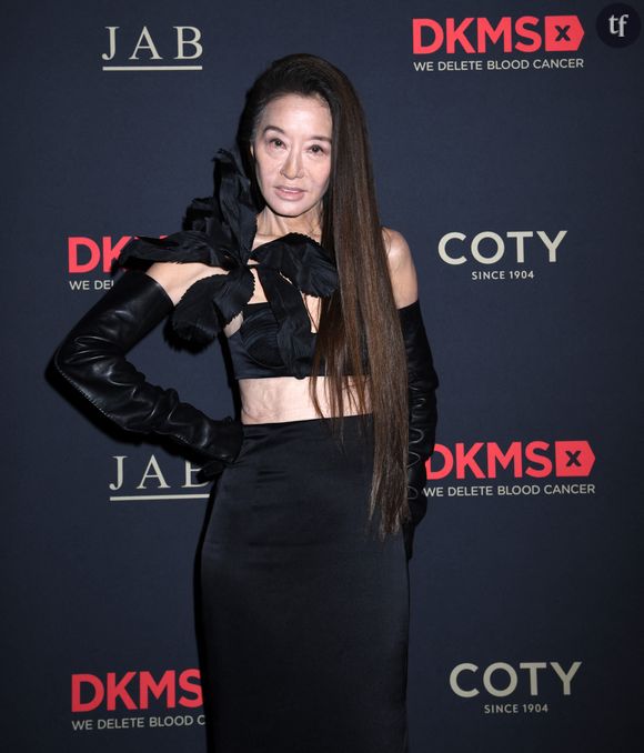 Son look, complété par des accessoires chics, a fait sensation sur les réseaux sociaux, où elle a reçu d’innombrables compliments.