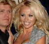 Sur ces images à retrouver ci dessous, la star d'Alerte à Malibu tourne en dérision, tenue sexy sur les épaules et vent dans les cheveux, son statut d'ex playmate, pin up moderne et icône hyper glamour des années 90...
