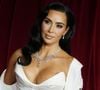 Bas sexy, positions suggestives, Kim Kardashian va même jusqu’à s’asseoir sur les genoux d’Optimus ou s’afficher main dans la main avec l’intelligence artificielle, un comportement qui a énormément fait réagir sur les réseaux sociaux.