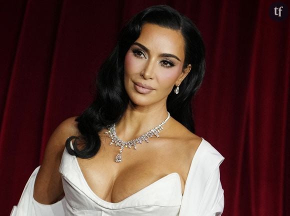 Bas sexy, positions suggestives, Kim Kardashian va même jusqu’à s’asseoir sur les genoux d’Optimus ou s’afficher main dans la main avec l’intelligence artificielle, un comportement qui a énormément fait réagir sur les réseaux sociaux.