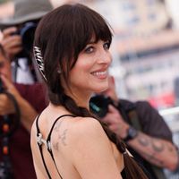 "Mon fantasme" : Dakota Johnson pose avec Chris Evans et Pedro Pascal et rend fou les internautes