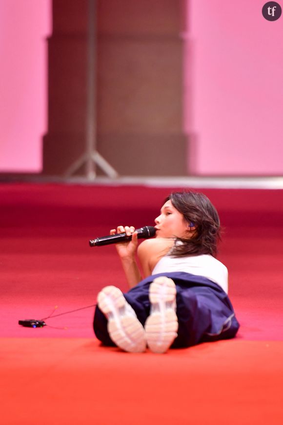 La chanteuse témoigne auprès de Mouloud Achour sur le plateau de Clique : "Sur TikTok on m'envoie plein de trucs sexuels. On est harcelées en tant qu'artistes féminines. Un mec m'a envoyé une vidéo. Il s'est déguisé en chien et m'a dit qu'il irait chercher la baballe si je lui en envoyait une". Et d'ajouter : "Ca ressemble à du harcèlement sexuel. Des mecs m'envoyaient vraiment des vidéos d'eux, une balle dans la bouche, en faisant Ouaf ouaf. Ils voulaient être mon chien. Ils faisaient tout pour que je leur réponde. J'ai bloqué des mecs qui écrivaient toujours en anonymes"