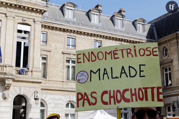 Zinée détaille souffrir "d'endométriose profonde", qui l'oblige à s'isoler à la campagne, en famille, quand la maladie s'aggrave... Une maladie qui met 7 ans à être diagonistiquée à travers ce que l'on appelle "l'errance diagonistique".&nbsp;