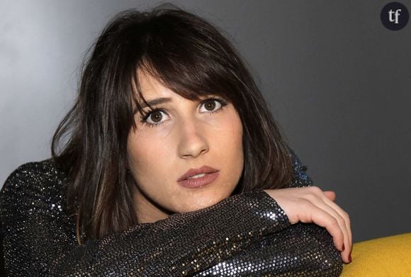 Et pour cause : l'humoriste apparaît en justaucorps, laissant apparaître ses fesses.