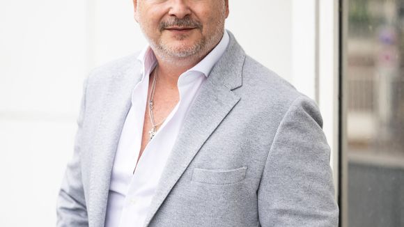 Accusé de viols, Cauet porte plainte et dénonce les "fantasmes sexuels" de l'une de ses accusatrices, les féministes scandalisées