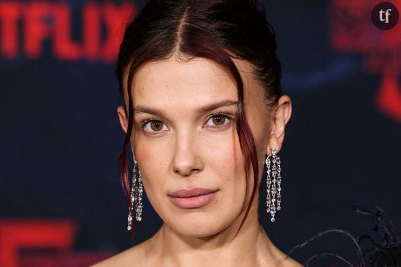 Millie Bobby Brown critiquée pour son changement physique

Cette fois, c'est une capture d'écran devenue virale de la saison 5 de Stranger Things a conduit les internautes à critiquer le physique de Millie Bobby Brown. Ils accusent l'actrice de 21 ans d'avoir eu recours à la chirurgie esthétique, lui reprochant alors de ne pas être crédible dans son rôle d'Eleven. L'image, extraite de la partie 2 de la saison finale très attendue, est rapidement devenue un mème sur les réseaux sociaux. "Eleven avec des injections aux lèvres dans les années 80, une diva révolutionnaire", a commenté un internaute sur X, récoltant plus de 80 000 likes.