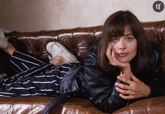 Valérie Bonneton a souvent évoqué le féminicide de Marie Trintignant, qui nous renvoie 20 ans en arrière. La mort de la célèbre actrice sous les coups de Bertrand Cantat avait à l’époque suscité peu de déclarations publiques dignes du nom de Marie Trintignant, si l’on excepte la toujours frondeuse Lio. Valérie Bonneton a l’unisson abordait le sujet sur le plateau de Michel Drucker.