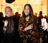 Kate Moss était vêtue d'un chemisier noir transparent dévoilant son torse, et Carla Bruni a opté pour une robe imprimée aux couleurs de l'automne.