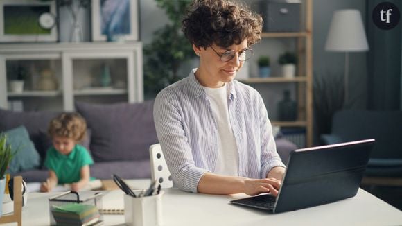 Ce phénomène, encore peu visible dans le débat public, révèle une fracture sociale et économique majeure. Pour Force Femmes, notre association qui accompagnons les femmes de plus de 45 ans vers le retour à l’emploi, il illustre la persistance de discriminations liées à l’âge et au genre : près de 70 % des cabinets de recrutement reconnaissent que l’âge reste un critère défavorable, et près de la moitié jugent difficile de recruter une femme au-delà de 45 ans.