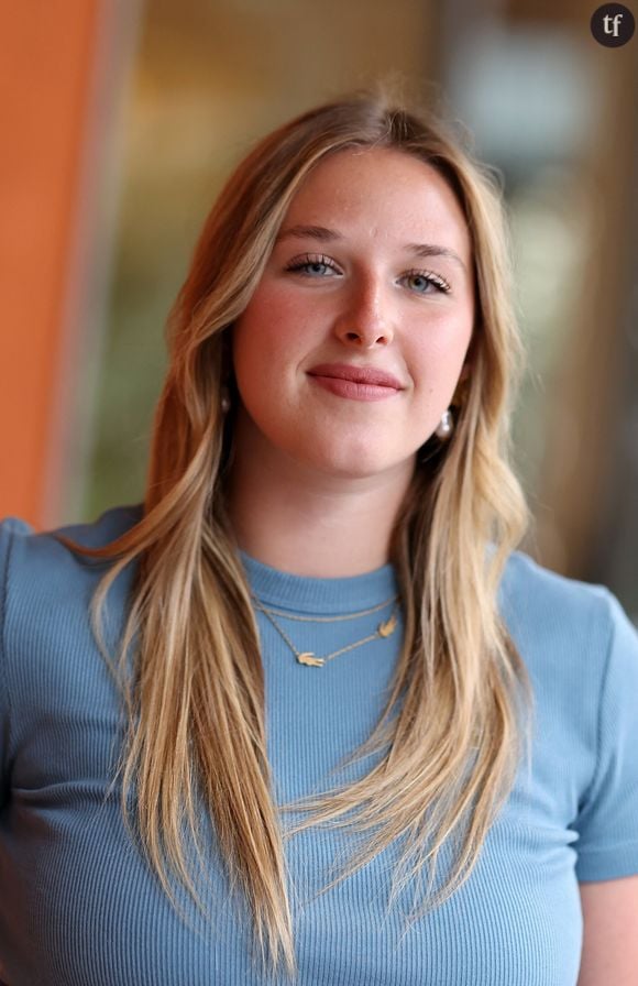 "Mais t'es une star, là j'parle à une star / Comment ça il est tard? Vas-y, juste une photo / Pourquoi tu me prends de haut? En vrai, t'es pas sympa / En fait, t'aimes pas les gens, c'est ça? / Tu feras moins la jolie quand tu seras en TT / Elle refuse un selfie, Helena a changé", cite-t-elle dans sa chanson.