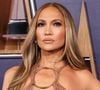 Jennifer Lopez envoie aux orties les machos qui trouvent qu'elle montre trop son corps. Trop sexy, J-Lo ? Et alors ? La chanteuse et comédienne fait valser les sexistes en célébrant sa sensualité à plus de 50 ans.