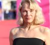 “Lumineuse” : Pamela Anderson change complètement son style à bientôt 60 ans, et impressionne les internautes