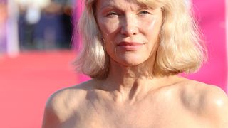 “Lumineuse” : Pamela Anderson change complètement son style à bientôt 60 ans, et impressionne les internautes