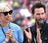 Des commentaires qui attaquent personnellement l’artiste américaine qui est pourtant plus jeune que Keanu Reeves de 9 ans. Une énième démonstration des biais de la société et du double standard qui peut exister entre les femmes et les hommes. L’imaginaire collectif associe les cheveux gris, chez les femmes à l’image d’une femme très âgée, là où, les hommes sont souvent qualifiés de “sexy” pour oser arborer une chevelure grisonnante.