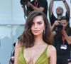 "Toujours en train de se sexualiser" : Emily Ratajkowski pose en string bikini et s'attire des critiques sexistes