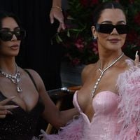 "Des animaux morts ?","L’argent n’achète pas la classe" : Khloé Kardashian affiche son look sexy de Noël… Et crée la polémique.
