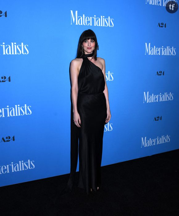 "Shiny" : c'est le qualificatif qui convient le mieux à Dakota Johnson. Et pour cause, la comédienne revêt sur le red carpet une robe d'un argenté aveuglant. Ce qui n'est pas sans faire réagir ses fans, alors que l'égérie fashion défend son tout nouveau projet, Splitsville, avec Michael Angelo Covino. "Sublime", "Quelle icône", "c'est toujours la plus belle", commentent sur les réseaux sociaux ceux-ci, vraisemblablement impressionnés par son charisme iconoclaste.