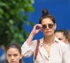 Une ressemblance frappante avec Tom Cruise
Suri Cruise, fille unique de Katie Holmes et Tom Cruise, se tient à l’écart des projecteurs. Contrairement à d’autres enfants de stars, elle préfère mener une vie discrète. À 19 ans, après avoir achevé sa première année à l’université Carnegie Mellon de Pittsburgh, elle profite de ses vacances d’été pour retrouver sa mère, dont elle est très proche. Les fans ont longtemps loué sa ressemblance avec l'actrice de Dawson, mais il semblerait que les gènes de Tom Cruise ressortent davantage sur les dernières photos prises de la jeune femme.