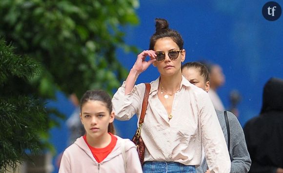 Une ressemblance frappante avec Tom Cruise

Suri Cruise, fille unique de Katie Holmes et Tom Cruise, se tient à l’écart des projecteurs. Contrairement à d’autres enfants de stars, elle préfère mener une vie discrète. À 19 ans, après avoir achevé sa première année à l’université Carnegie Mellon de Pittsburgh, elle profite de ses vacances d’été pour retrouver sa mère, dont elle est très proche. Les fans ont longtemps loué sa ressemblance avec l'actrice de Dawson, mais il semblerait que les gènes de Tom Cruise ressortent davantage sur les dernières photos prises de la jeune femme.