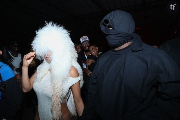 Ce vendredi 23 janvier, alors qu’elle se rendait au cinéma avec Kanye West à Los Angeles, la jeune femme de 31 ans a été photographiée vêtue d’un soutien-gorge métallique associé à des collants assortis, par dessus lesquels elle avait simplement ajouté un haut transparent à manches longues boutonné dans le dos.