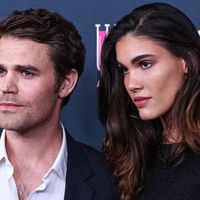 “18 ans de différence” : cet acteur de The Vampire Diaries officialise ses fiançailles et fait polémique