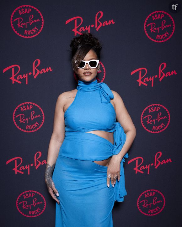 "La femme enceinte la plus sexy de tous les temps", "Pour certaines personnes, la grossesse rend sexy et belle. C'est le cas pour Rihanna", lit-on en ligne.