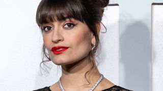 “Le monde n’aime pas les femmes”, s’attriste Clara Luciani, qui incite celles-ci à “se prendre par la main”
