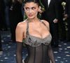 Kylie Jenner critiquée sur son apparence. Elle se dévoile en maillot de bain sur Instagram, clichés très "Kylie", mais les machos s'en donnent à coeur joie pour commenter sa poitrine, jugée "trop grosse", et son physique "fake". Une certaine démonstration se sexisme.