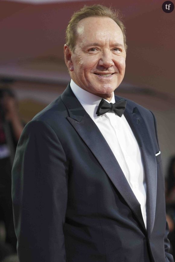"L'acteur culte vu dans "House Of Cards" et "Usual Suspect" a confié au micro de The Telegraph qu'il n'avait plus de logement fixe, et navigue entre hôtels et Airbnb pour se loger 🏘️ Il justifie cela par le coût des répercussions des polémiques l'ayant entouré ces dernières années", détaillent en ce sens nos confrères de Purebreak.