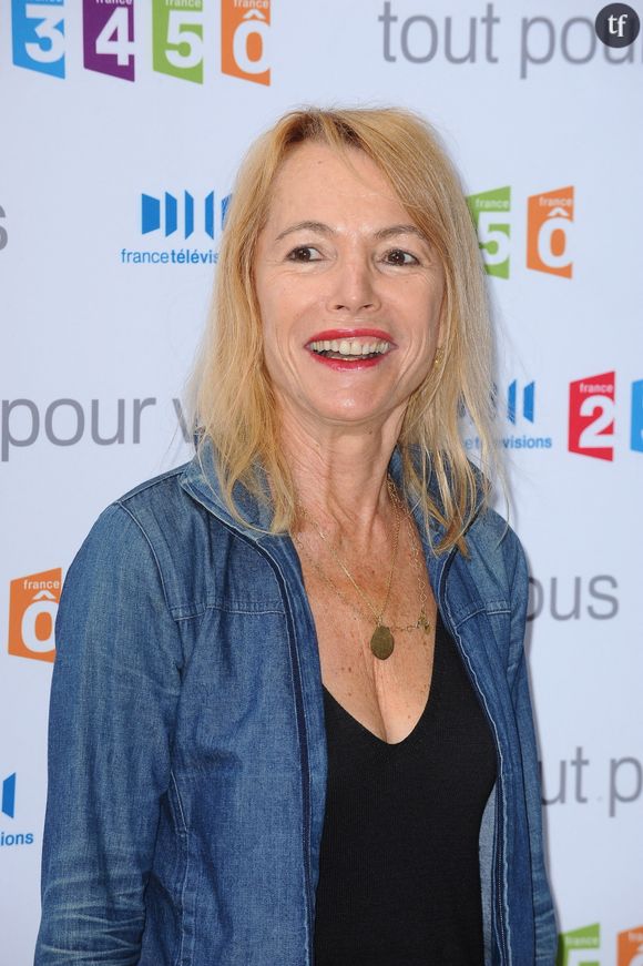 Laure Adler explique qu'elle refuse de s'asseoir lorsqu'on lui laisse une place dans le métro. Une recommandation mise en valeur dans les indications des transports en commun - comme le fait d'accorder sa place à une femme enceinte, ou à une personne en situation de handicap.