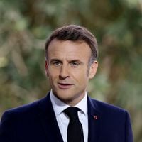 "Je ne m'intéresse pas aux anecdotes" : Emmanuel Macron s'entoure d'un humoriste accusé de violences sexuelles et s'en défend