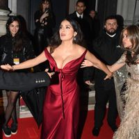 "Elle ne vieillit jamais", "Sex symbol absolu" : Salma Hayek célèbre en bikini sa sensualité à bientôt 60 ans sur ces nouvelles photos "à la Dua Lipa"