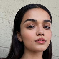 "On est sur OnlyFans ?" : cette actrice iconique se dévoile nue sous son blazer, son look hyper glamour scandalise les réacs, et c'est désespérant
