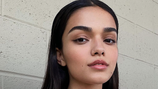 "On est sur OnlyFans ?" : cette actrice iconique se dévoile nue sous son blazer, son look hyper glamour scandalise les réacs, et c'est désespérant