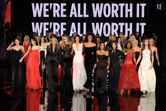 "Elles sont toutes à moitié nues !" : Kendall Jenner, Helena, Rosalia... La naked dress règne à la Fashion Week et suscite la controverse