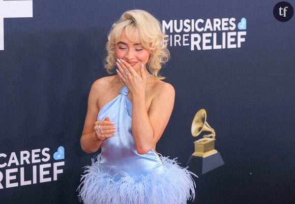 Après avoir remporté deux Grammy Awards, celle qui s’apprête à entamer la partie européenne de sa tournée Short n’ Sweet est en couverture du magazine américain Vogue. Et si la chanteuse apparaît éblouissante dans ce photoshoot aux inspirations de Madonna et Marilyn Monroe, beaucoup ont souligné qu’elle avait l’air extrêmement retouchée.