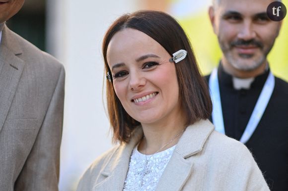 Alizée plus solaire que jamais. 

L'icône pop des années 2000 sidère ses fans. La génération qui a grandi avec l'émission Graines de star n'a jamais oublié la chanteuse chapeautée par Mylène Farmer, étoile filante dont certaines vidéo live sont hyper populaires à l'internationale, visionnées des millions de fois sur YouTube. Et aujourd'hui, après plusieurs albums reconnus par la critique, c'est encore autrement qu'Alizée éblouit.
