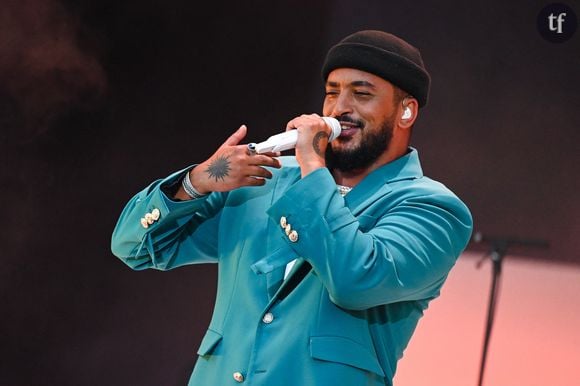 "Beaucoup soutiennent la parole des victimes présumées et les félicitent de porter plainte, mais d'autres rient de la situation. "Les gens sont tellement fragiles de nos jours, des grands bonhommes qui déposent plainte pour un sexe posée entre leurs fesses", "écrit un internaute en ponctuant d'un emoji qui rit aux larmes. "Imagine tu te fais agresser par un gay le monde par en cacahouète", écrit un autre en ponctuant de la même manière. "Le mec porte plainte car Slimane lui aurait touché la taille.. sérieux les mecs..", réagit une autre", détaillait effectivement cet article.