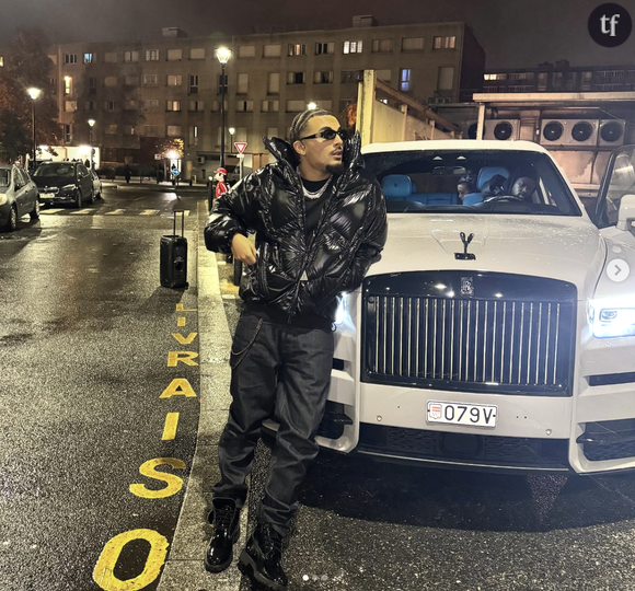 En 2021, le jeune homme alors âgé de 20 ans est condamné à six mois de prison avec sursis pour avoir frappé au visage son ex-petite amie. Une condamnation symbolique à la suite de laquelle le rappeur a eu interdiction d’entrer en contact avec la victime, mais a également dû suivre un stage de responsabilisation pour les auteurs de violences conjugales.