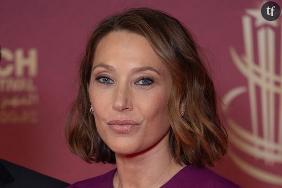 L'actrice et chanteuse de 42 ans a été photographiée sur le tapis rouge vêtue d'une longue robe violette signée Giambattista Valli.