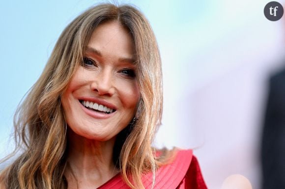 “Incroyable”, “c’est un bijou”, “quelle robe !” : Carla Bruni ultra glamour à Cannes, les internautes sont sous le charme