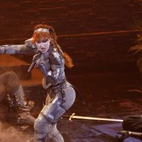 "J'aimerais qu'elle soit moins sexualisée" : Cette pop star américaine donne un concert en body string, sa tenue fait débat sur les réseaux sociaux