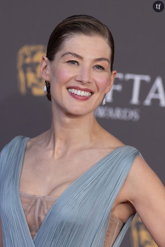 Durant les auditions pour le rôle de Mirandra Frost, Rosamund Pike a dû subir des directives... Qu'elle dénonce aujourd'hui dans les pages du Harpers Bazaar.