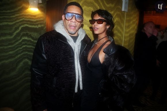 Joey Starr en couple avec une femme beaucoup plus jeune

En couple depuis un peu plus d'un an, le rappeur âgé de 58 ans et la comédienne âgée d'une vingtaine d'années ont officialisé leur histoire en 2024, lors du Concerto pour la paix d'Omar Harfouch de septembre 2024, au Théâtre des Champs-Élysées. Les deux acteurs ont affiché leur amour sous les projecteurs du Global Gift Gala 2025. Mais la différence d'âge entre l'ex membre du groupe NTM et sa jeune compagne n'a pas manqué de faire parler les internautes. "On dirait sa fille", "Malaisant", "Très triste", "Lunaire", "La belle et la bête", "Même pour le fric je ne comprends pas", peut-on lire en vrac. 

Joey Starr n'a pour le moment pas réagi à ces critiques. En 2022, il avait annoncé ses fiançailles avec la chanteuse Jade Kohler, mais leur relation n'a pas duré. Joey Starr a finalement retrouvé l’amour dans les bras de Pauline Latchoumanin.