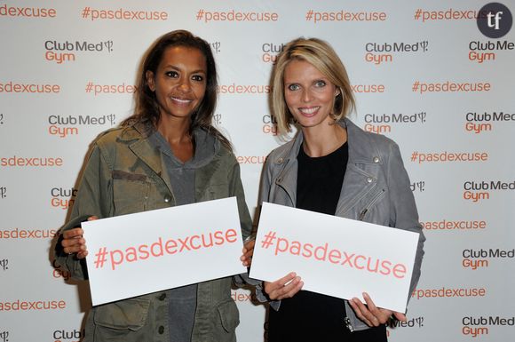 "Obscène", "hyper déplacé" : Karine Le Marchand se fait embrasser les seins en pleine cérémonie, et ces images sont très controversées