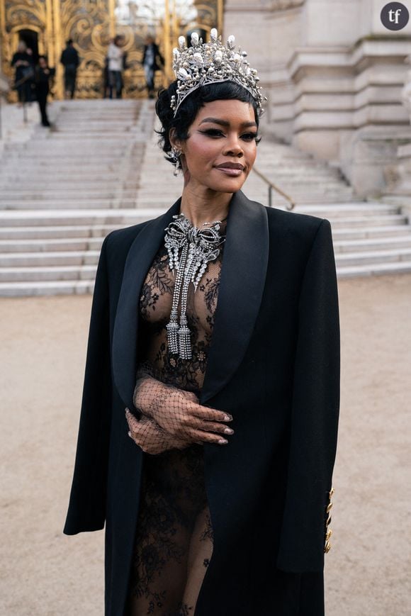 L’actrice nominée aux Oscars 2026 pour son rôle dans Une bataille après l’autre a assisté au défilé Schiaparelli ce lundi 26 janvier, dans une tenue et accessoires à couper le souffle.