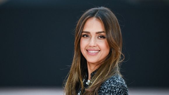 "Ils sont si beaux ensemble", "ils ont l'air heureux" : cette star du cinéma s'affiche avec son nouveau petit-ami et ses fans adorent